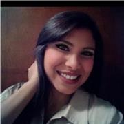 Profesora de apoyo en clases para niños de manera virtual